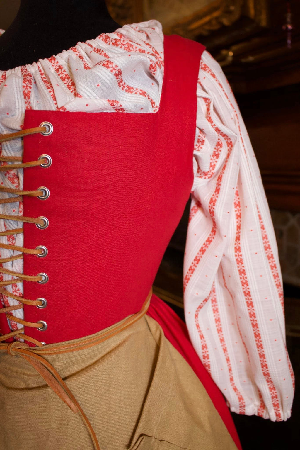Linen Apron With Leather Ties.